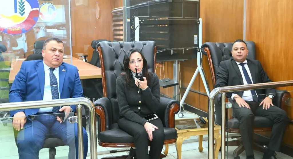 محافظ البحيرة تتابع على مدار الساعة انتظام العمل بمحطات الوقود ومواقف السيارات