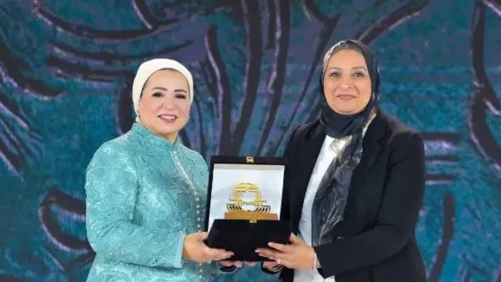 تكريم نائب رئيس جامعة عين شمس في احتفالية ”المرأة المصرية أيقونة النجاح”