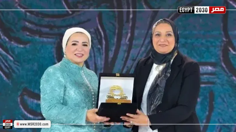 تكريم نائب رئيس جامعة عين شمس في احتفالية ”المرأة المصرية أيقونة النجاح”