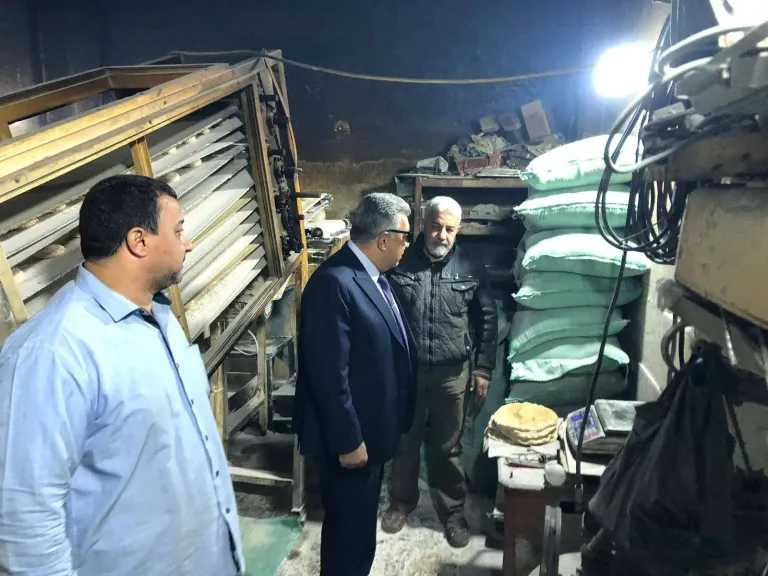محافظ الدقهلية يتفقد عدد من المخابز بمدينة المنصورة لمتابعة الالتزام بالأوزان وجودة الخبز