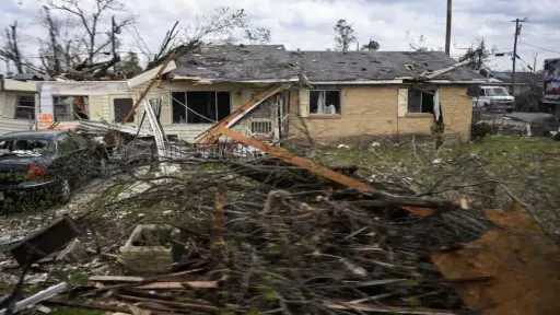 أمريكا: مقتل شخصين في أعاصير في شمال غرب إنديانا وأضرار مادية بولاية إلينوي