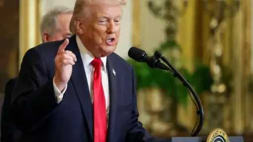 ترامب: شركات النفط ينبغي أن تستخدم مضيق هرمز