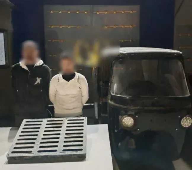 ضبط سائق توك توك سرق غطاء بالوعة من أحد شوارع الإسكندرية