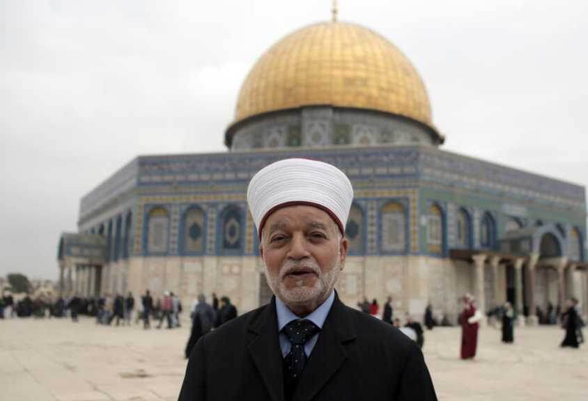 المفتي العام للقدس يدين إحراق مسجد في دوما ويعتبره استمرارا لانتهاكات الاحتلال