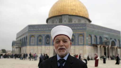 المفتي العام للقدس يدين إحراق مسجد في دوما ويعتبره استمرارا لانتهاكات الاحتلال
