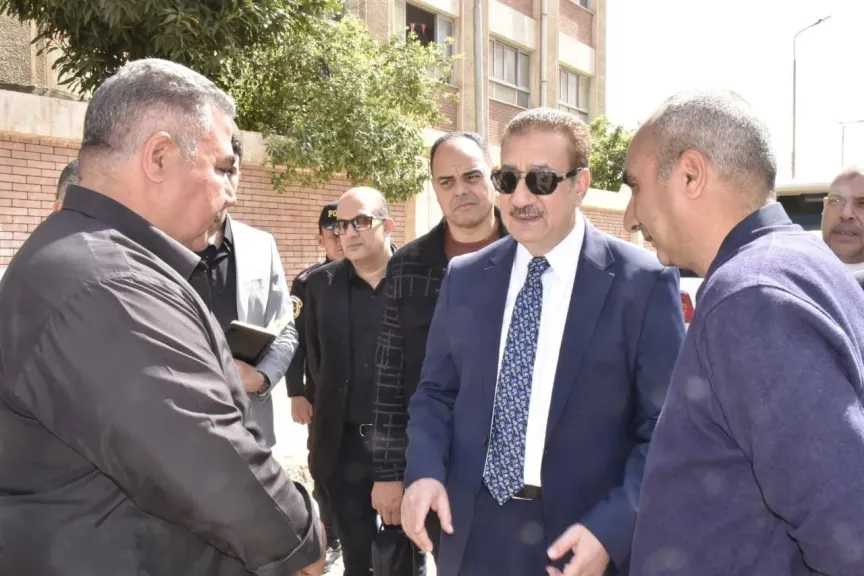 محافظ بورسعيد يتابع أعمال إزالة الرتش من منطقة مساكن 23 ديسمبر بحي الزهور