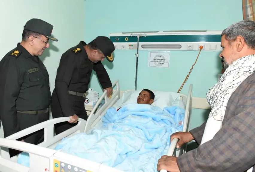 وزير الدفاع يزور عددا من المصابين بمجمع الجلاء الطبي للقوات المسلحة