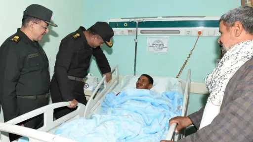 وزير الدفاع يزور عددا من المصابين بمجمع الجلاء الطبي للقوات المسلحة
