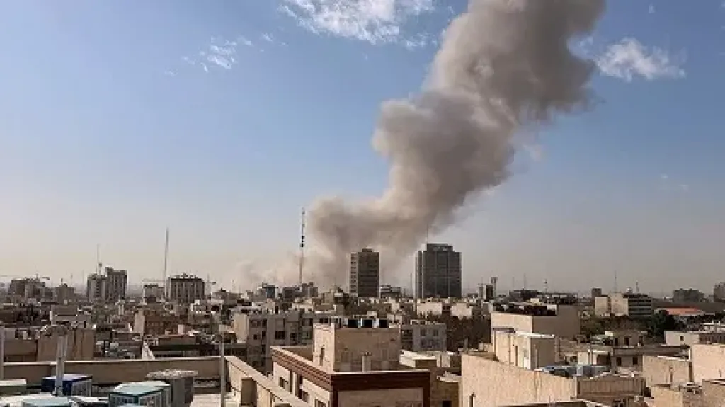 سكان طهران يلزمون منازلهم مع استمرار الهجمات الجوية