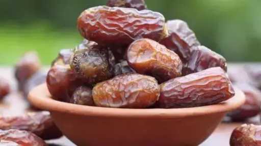 الإفطار على التمر في رمضان.. هل فرض أم سنة؟