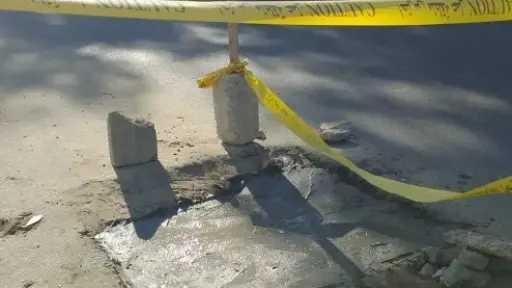 سقوط دراجة نارية في حفرة بسبب تهالك غطاء بالوعة بالإسماعيلية