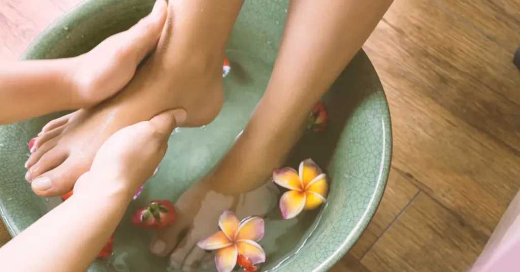 طريقة تنظيف القدمين في المنزل