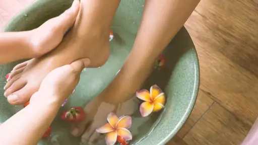 طريقة تنظيف القدمين في المنزل