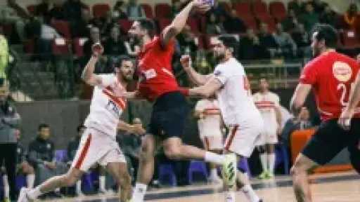 الأهلي يهزم الزمالك في قمة دوري المحترفين لكرة اليد