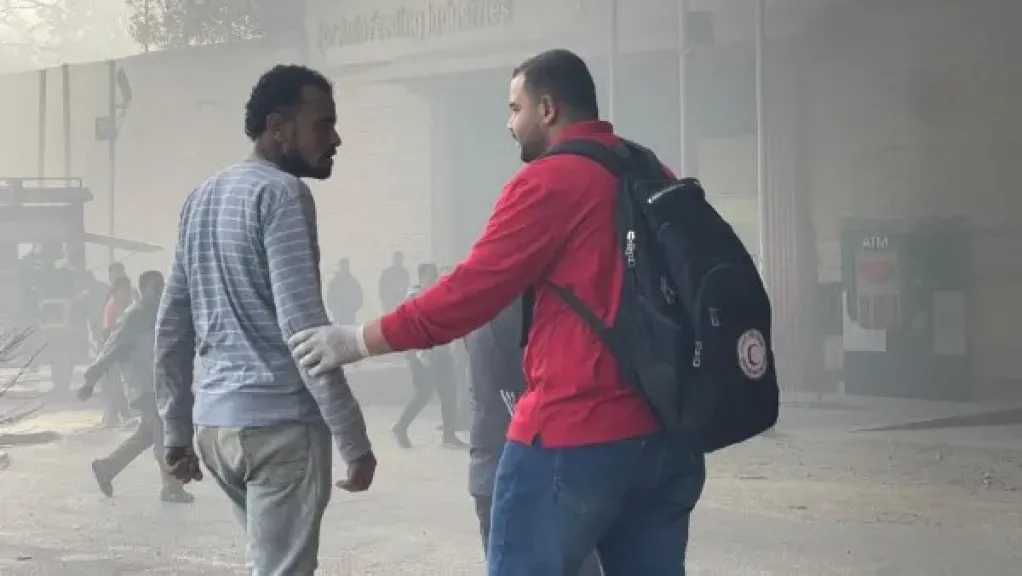 الهلال الأحمر المصري يساند الإسعاف في حريق مصنع بالدقهلية