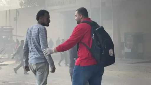 الهلال الأحمر المصري يساند الإسعاف في حريق مصنع بالدقهلية