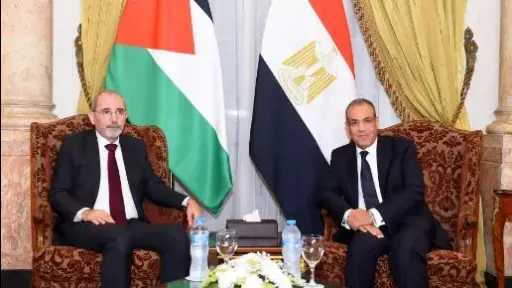 وزير الخارجية يبحث هاتفيا مع نظيره الأردني تداعيات التصعيد العسكري الراهن في المنطقة