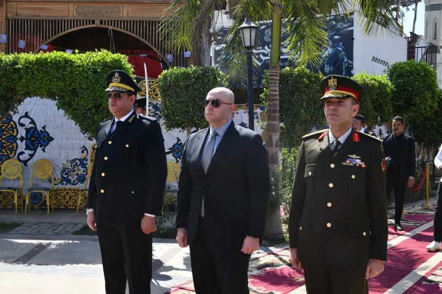 إيذاناً ببدء احتفالات المحافظة بعيدها القومي.. محافظ الفيوم يضع إكليلا من الزهور على النصب التذكاري للشهداء بميدان قارون
