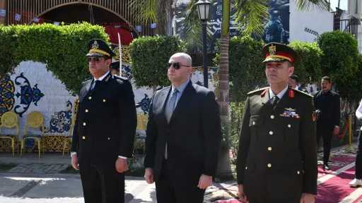 إيذاناً ببدء احتفالات المحافظة بعيدها القومي.. محافظ الفيوم... إيذاناً ببدء احتفالات المحافظة بعيدها القومي.. محافظ الفيوم يضع إكليلا من الزهور على النصب التذكاري للشهداء بميدان قارون