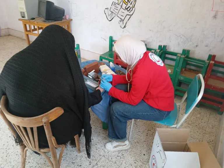 قوافل الهلال الأحمر المصري الطبية تجوب 4 محافظات لتقديم الرعاية الصحية للأهالي