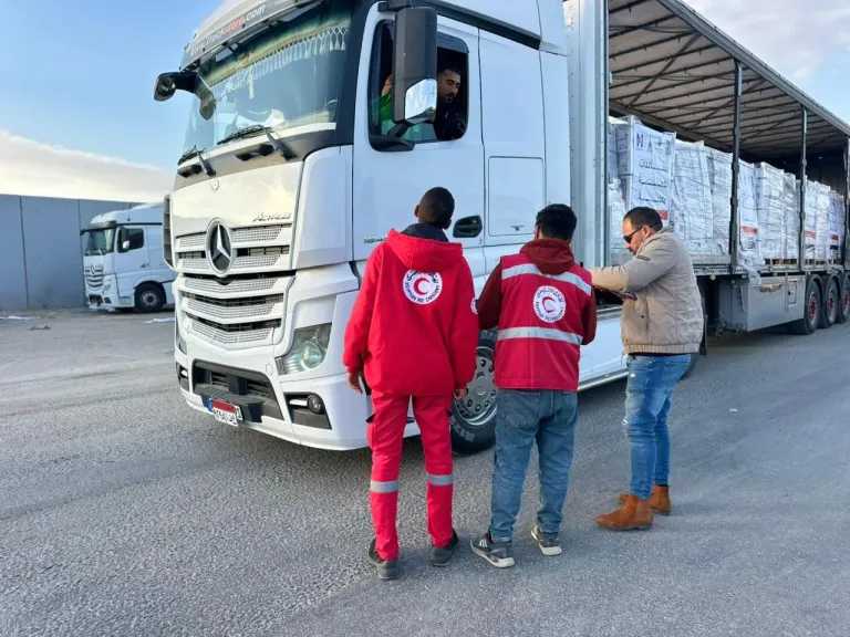 الهلال الأحمر المصري يعزز مد غزة بمزيد من المستلزمات الإغاثية والشتوية عبر قافلة «زاد العزة» 156