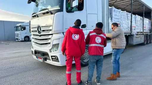 الهلال الأحمر المصري يعزز مد غزة بمزيد من المستلزمات الإغاثية والشتوية عبر قافلة «زاد العزة» 156