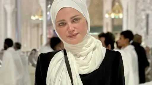 ياسمين الخطيب بالحجاب من داخل الكعبة