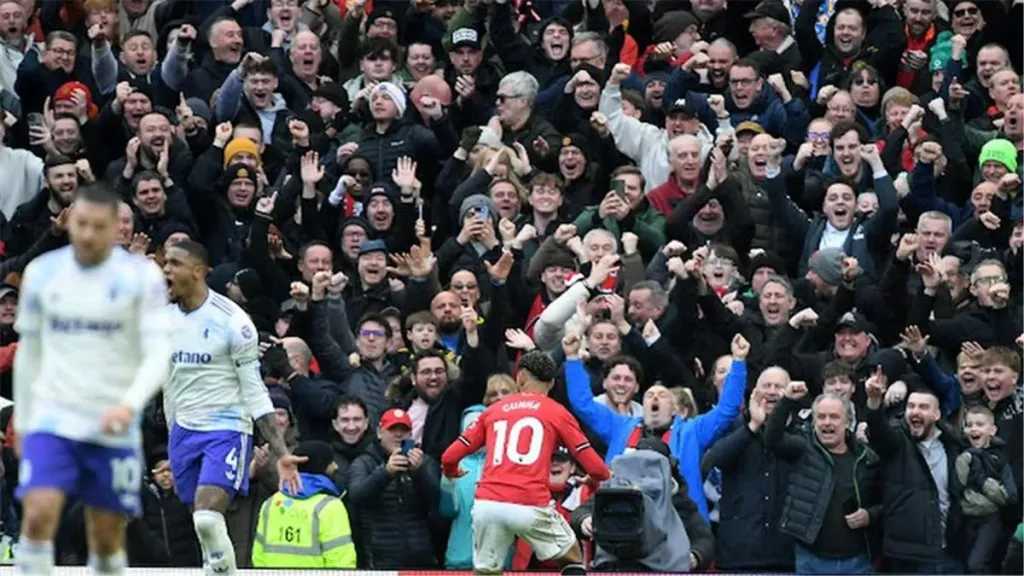 مانشستر يونايتد يهزم أستون فيلا بثلاثية ويعود لطريق الانتصارات في الدوري الإنجليزي