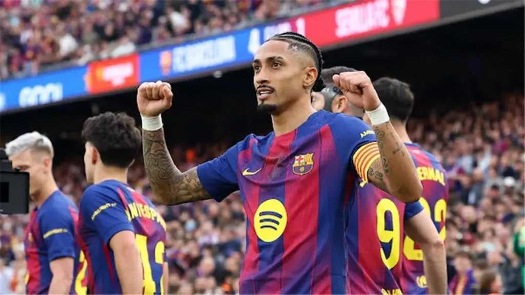 رافينيا يقود برشلونة لفوز كبير على إشبيلية بخماسية في الدوري الإسباني