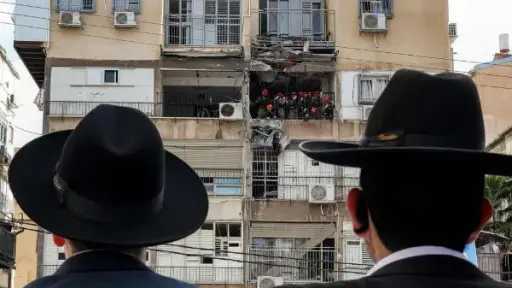 كارثة في قلب إسرائيل.. صواريخ إيرانية تدمر المباني وتصيب العشرات