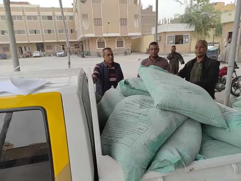ضبط 17 جوال دقيق بلدى مدعم  دقيق بلدى مدعم قبل تهريبه وبيعه فى السوق السوداء بالأقصر