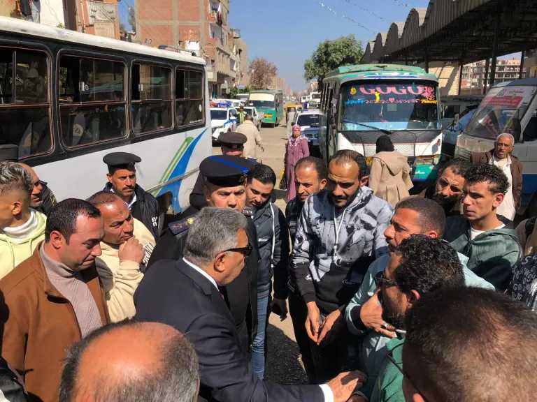 محافظ الدقهلية يشن حملة مفاجئة على مواقف المنصورة لضبط التعريفة الجديدة