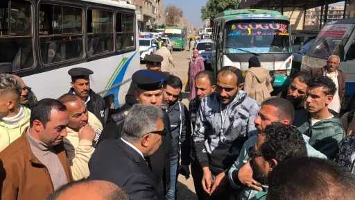 محافظ الدقهلية يشن حملة مفاجئة على مواقف المنصورة لضبط التعريفة الجديدة