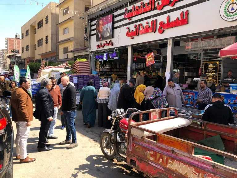 محافظ الدقهلية يتفقد معارض المحافظة الدائمة ومنافذ بيع السلع ويحذر من عدم الإعلان عن الأسعار