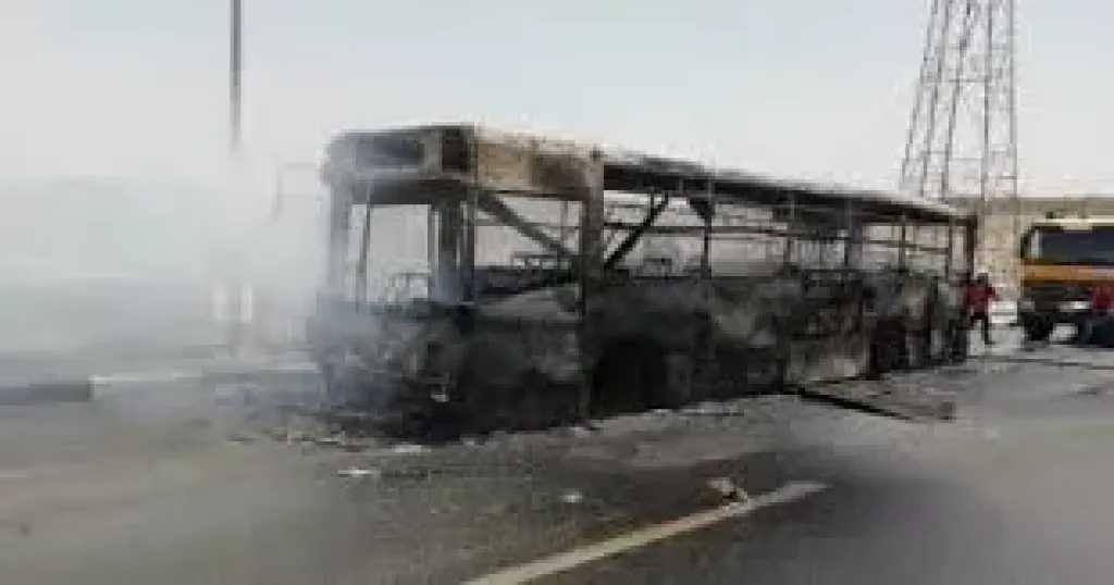 السيطرة على حريق أتوبيس في حدائق أكتوبر