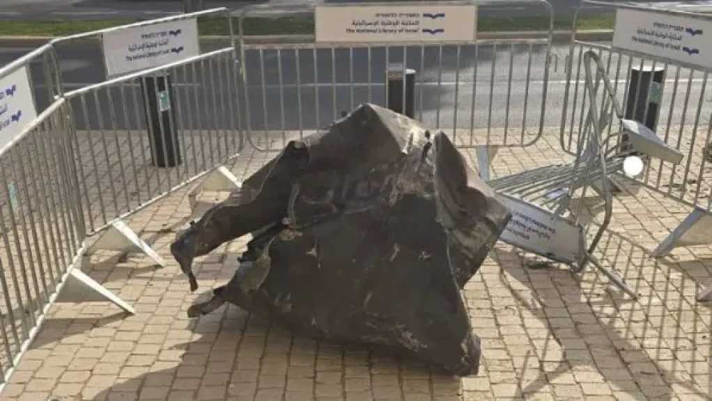 الكنيست تحت النار.. شظية صاروخ إيراني تسقط قرب البرلمان الإسرائيلي
