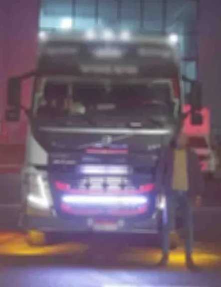 ضبط سائق نقل اصطدم بسيارة ملاكي وفر هاربًا بعد تداول فيديو الواقعة بالقاهرة