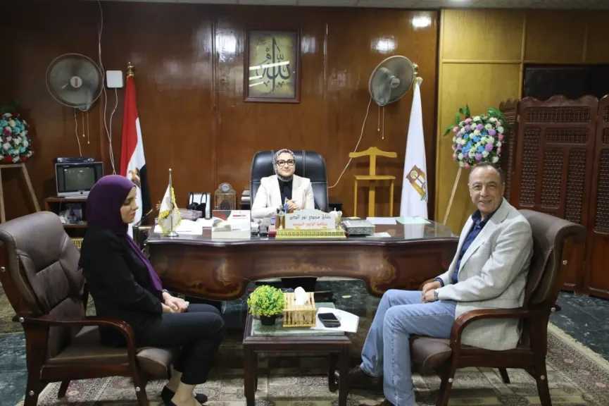 محافظ الوادي الجديد تبحث إنشاء مجمع مصانع بالتعاون مع هيئة تنمية الصعيد