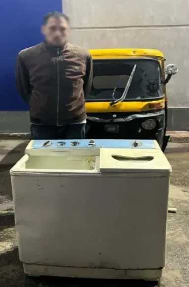 ضبط سائق توك توك لسرقته غسالة أمام محل بالبحيرة