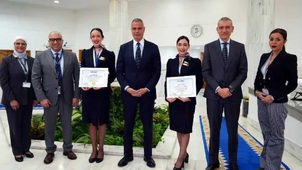 رئيس مصر للطيران يكرم طاقم ضيافة رحلة للتعامل المهني مع مسافر