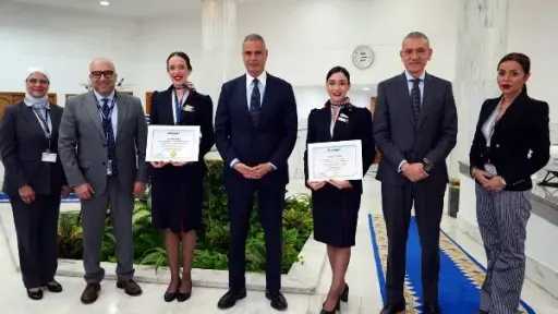 رئيس مصر للطيران يكرم طاقم ضيافة رحلة للتعامل المهني مع مسافر