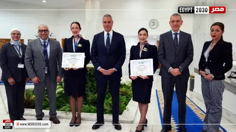 رئيس مصر للطيران يكرم طاقم ضيافة رحلة للتعامل المهني مع مسافر