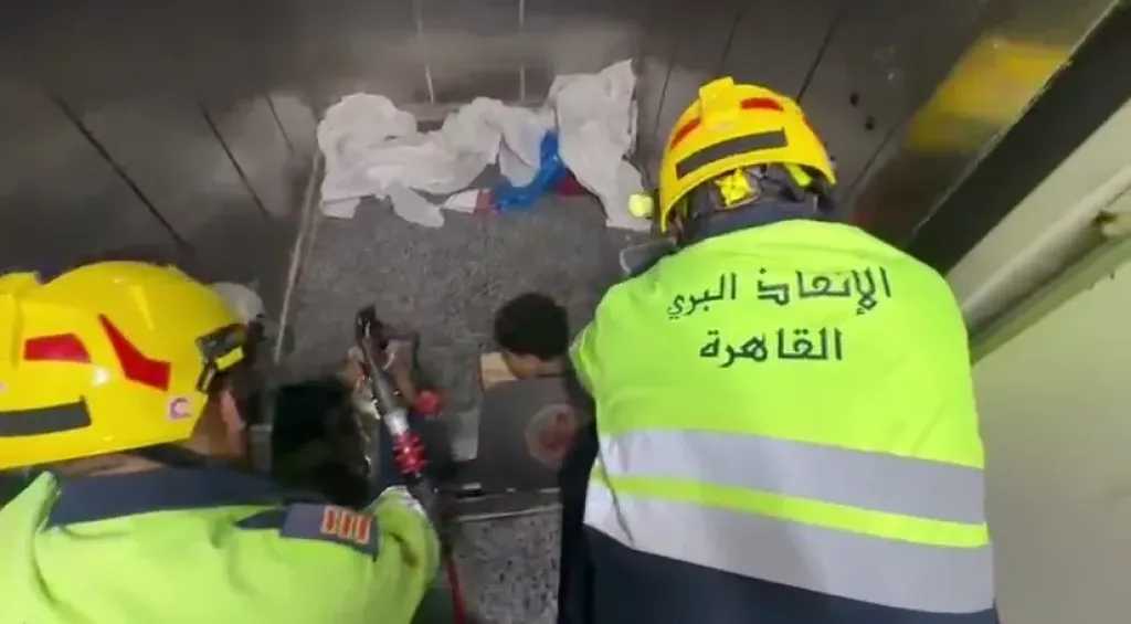 الأجهزة الأمنية بالقاهرة تنقذ شخصًا احتجز داخل مصعد مصنع بالقطامية