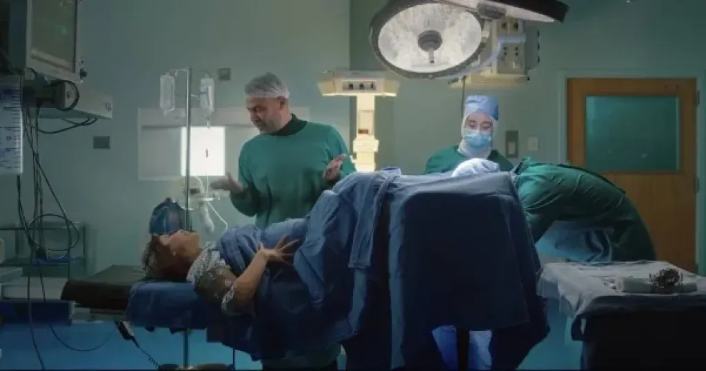 مشهد الولادة من مسلسل الكينج 