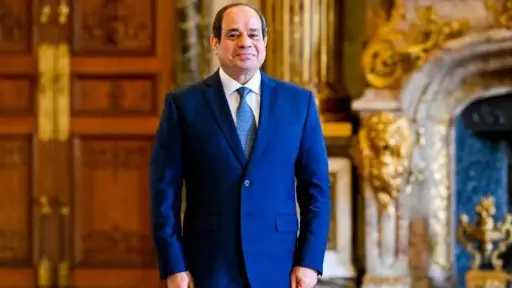 الرئيس السيسي يهنئ الشعب المصري والأمتين العربية والإسلامية بعيد الفطر المبارك