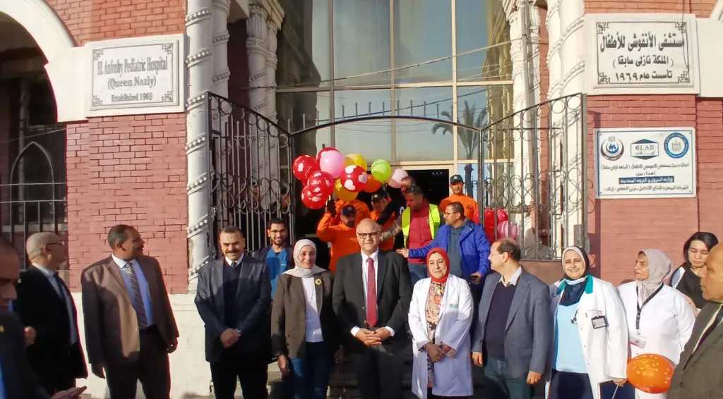 محافظ الإسكندرية يزور مستشفى الأطفال ويشارك المرضى فرحة العيد