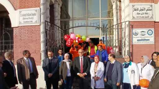 محافظ الإسكندرية يزور مستشفى الأطفال ويشارك المرضى فرحة العيد