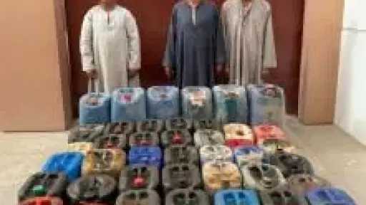 ضبط 3 متهمين لتجميع 1800 لتر مواد بترولية لبيعها في السوق السوداء بأسوان