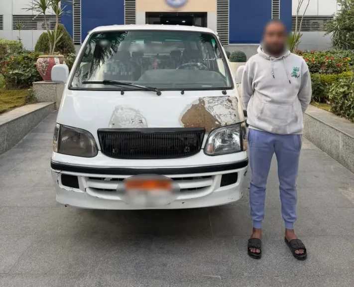 ضبط سائق ميكروباص لسيره عكس الاتجاه والتعدي على مواطن بالقاهرة