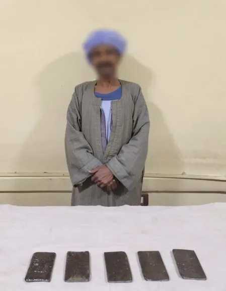 ضبط عاطل بتهمة ترويج المخدرات فى أسوان عقب تداول فيديو